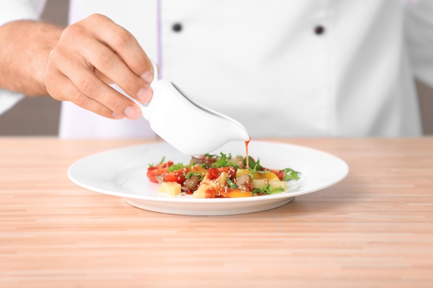 kucharz przygotowujący potrawę